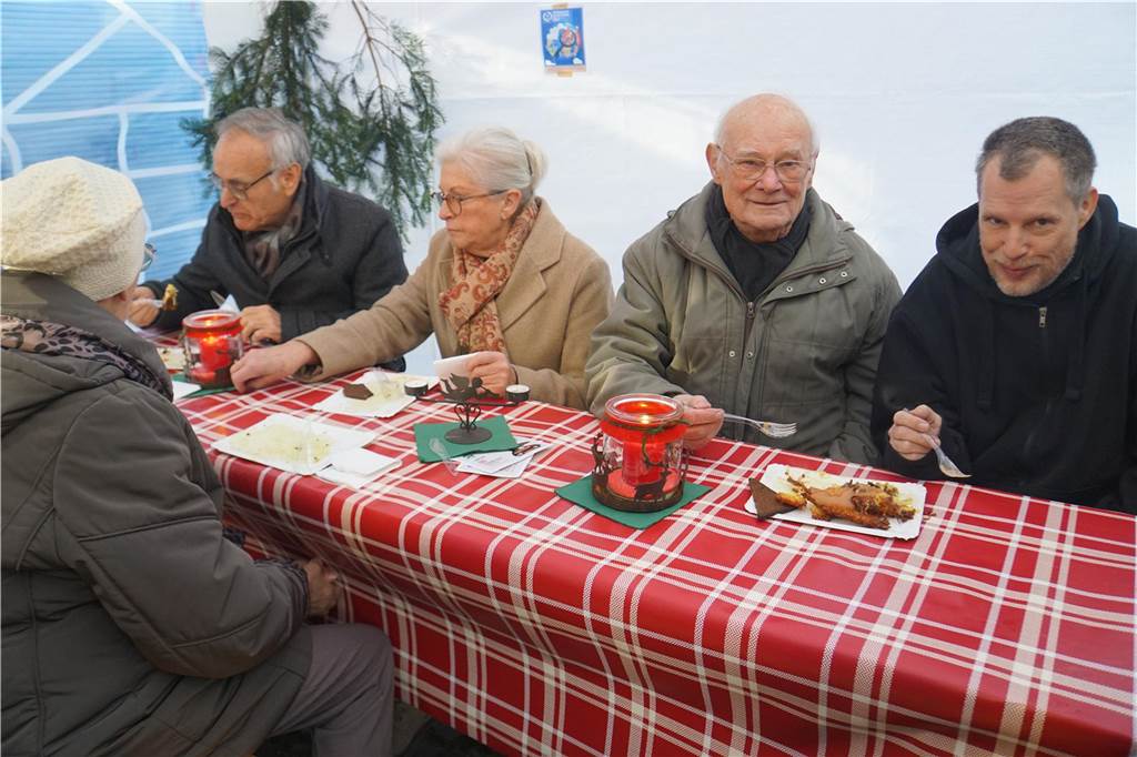 Viele Bilder vom Weihnachtsmarkt Herbern: Der Nikolaus verteilte Geschenke Großer Andrang herrschte auf dem Weihnachtsmarkt in Herbern am 1. Advent (3. Dezember).