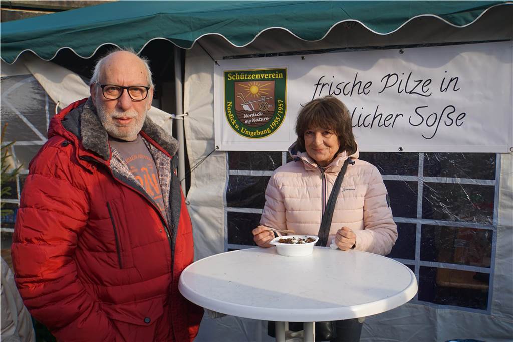 Viele Bilder vom Weihnachtsmarkt Herbern: Der Nikolaus verteilte Geschenke Großer Andrang herrschte auf dem Weihnachtsmarkt in Herbern am 1. Advent (3. Dezember).
