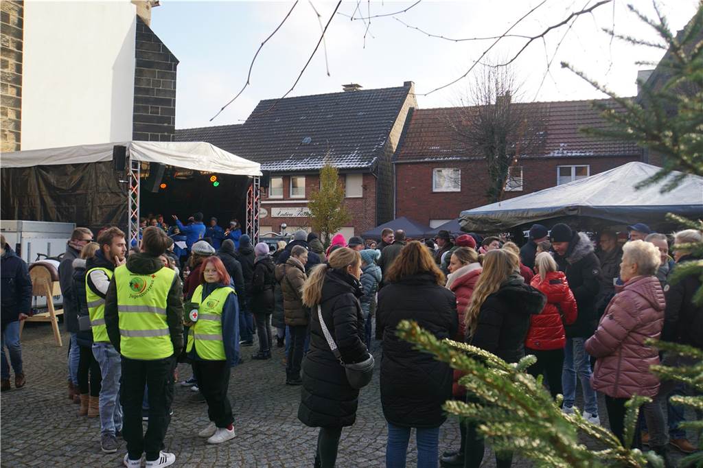 Viele Bilder vom Weihnachtsmarkt Herbern: Der Nikolaus verteilte Geschenke Großer Andrang herrschte auf dem Weihnachtsmarkt in Herbern am 1. Advent (3. Dezember).