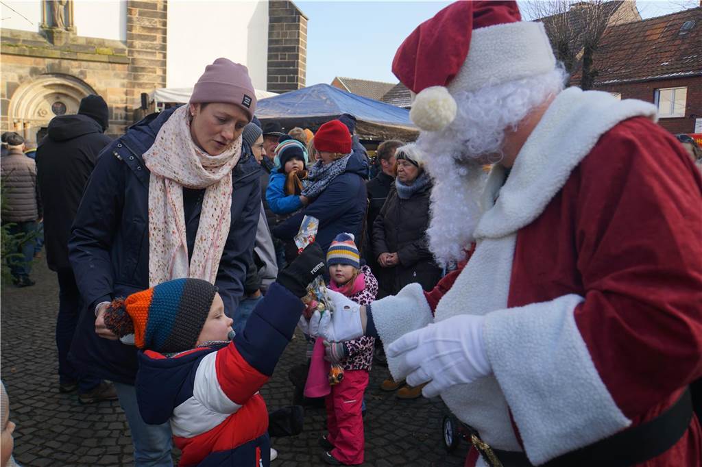 Viele Bilder vom Weihnachtsmarkt Herbern: Der Nikolaus verteilte Geschenke Großer Andrang herrschte auf dem Weihnachtsmarkt in Herbern am 1. Advent (3. Dezember).