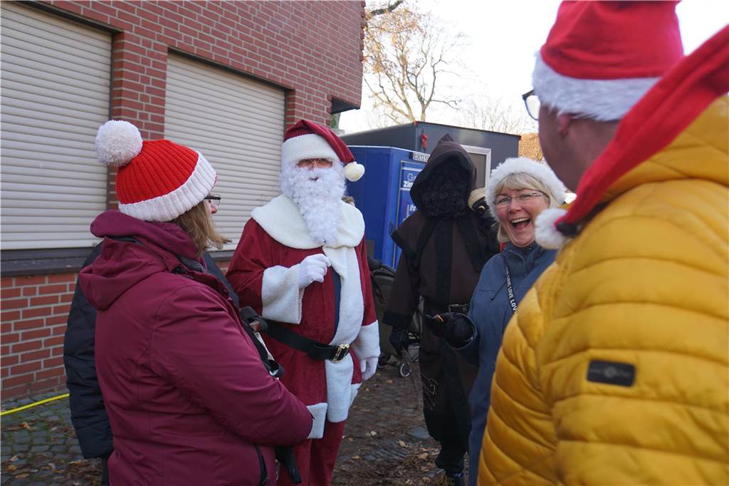 Viele Bilder vom Weihnachtsmarkt Herbern: Der Nikolaus verteilte Geschenke Großer Andrang herrschte auf dem Weihnachtsmarkt in Herbern am 1. Advent (3. Dezember).