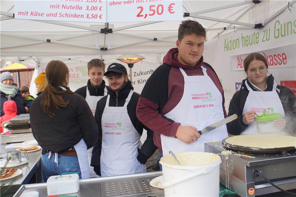 Viele Bilder vom Weihnachtsmarkt Herbern: Der Nikolaus verteilte Geschenke Großer Andrang herrschte auf dem Weihnachtsmarkt in Herbern am 1. Advent (3. Dezember).