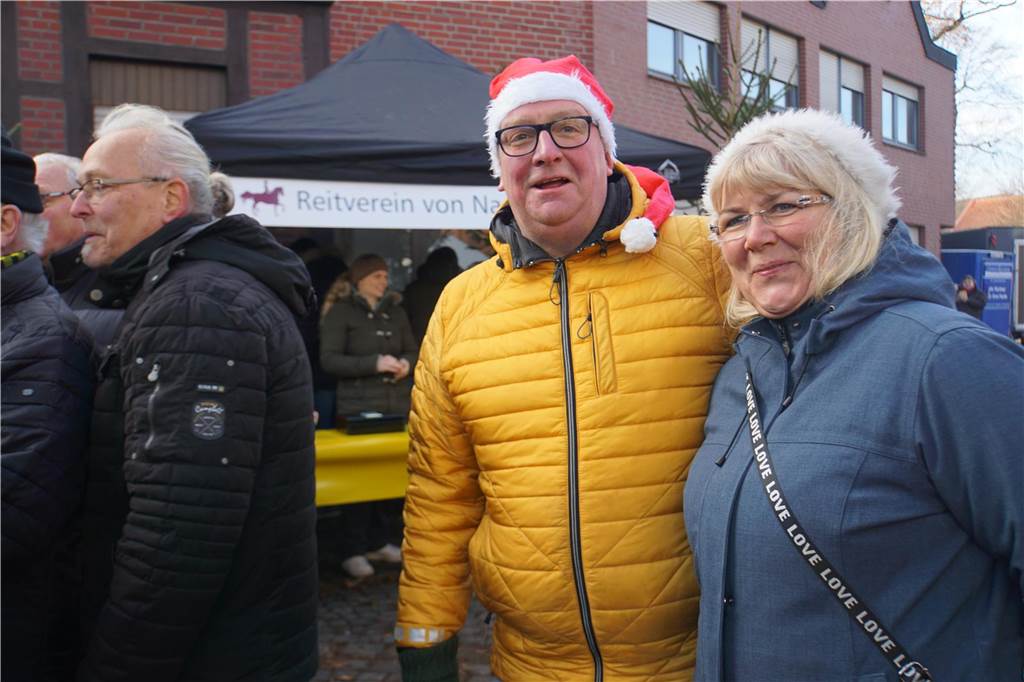 Viele Bilder vom Weihnachtsmarkt Herbern: Der Nikolaus verteilte Geschenke Großer Andrang herrschte auf dem Weihnachtsmarkt in Herbern am 1. Advent (3. Dezember).