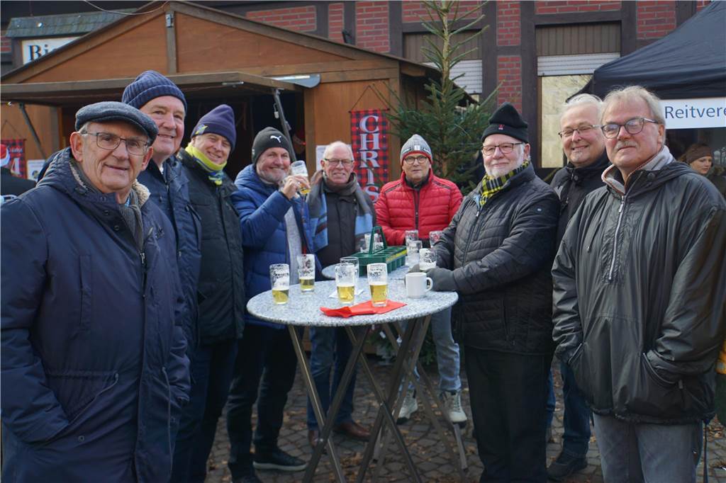 Viele Bilder vom Weihnachtsmarkt Herbern: Der Nikolaus verteilte Geschenke Großer Andrang herrschte auf dem Weihnachtsmarkt in Herbern am 1. Advent (3. Dezember).