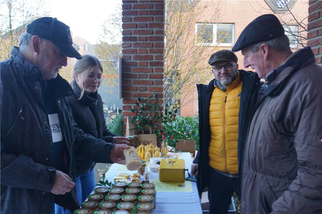 Viele Bilder vom Weihnachtsmarkt Herbern: Der Nikolaus verteilte Geschenke Großer Andrang herrschte auf dem Weihnachtsmarkt in Herbern am 1. Advent (3. Dezember).