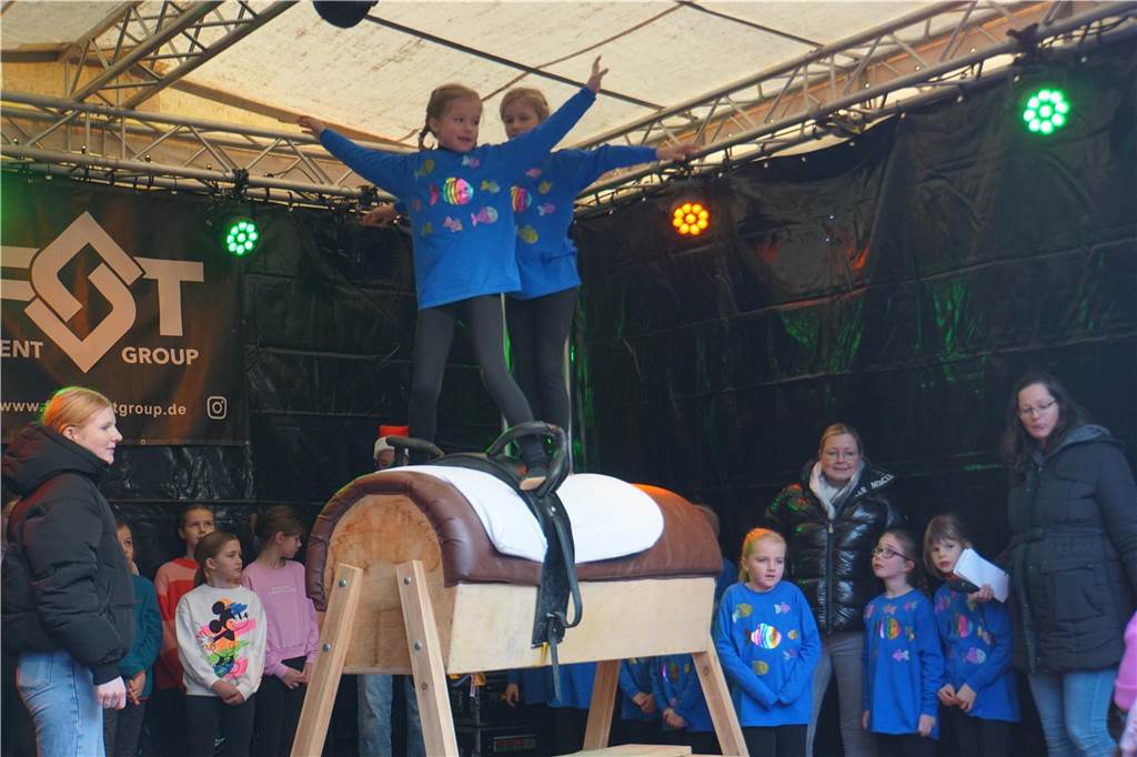 Viele Bilder vom Weihnachtsmarkt Herbern: Der Nikolaus verteilte Geschenke Großer Andrang herrschte auf dem Weihnachtsmarkt in Herbern am 1. Advent (3. Dezember).