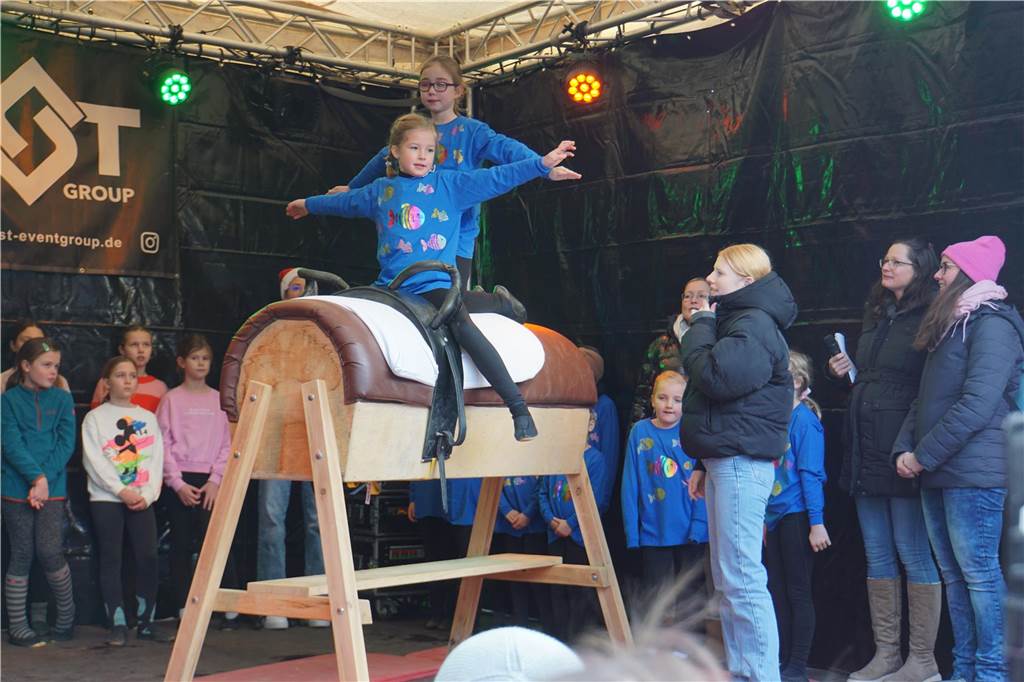 Viele Bilder vom Weihnachtsmarkt Herbern: Der Nikolaus verteilte Geschenke Großer Andrang herrschte auf dem Weihnachtsmarkt in Herbern am 1. Advent (3. Dezember).