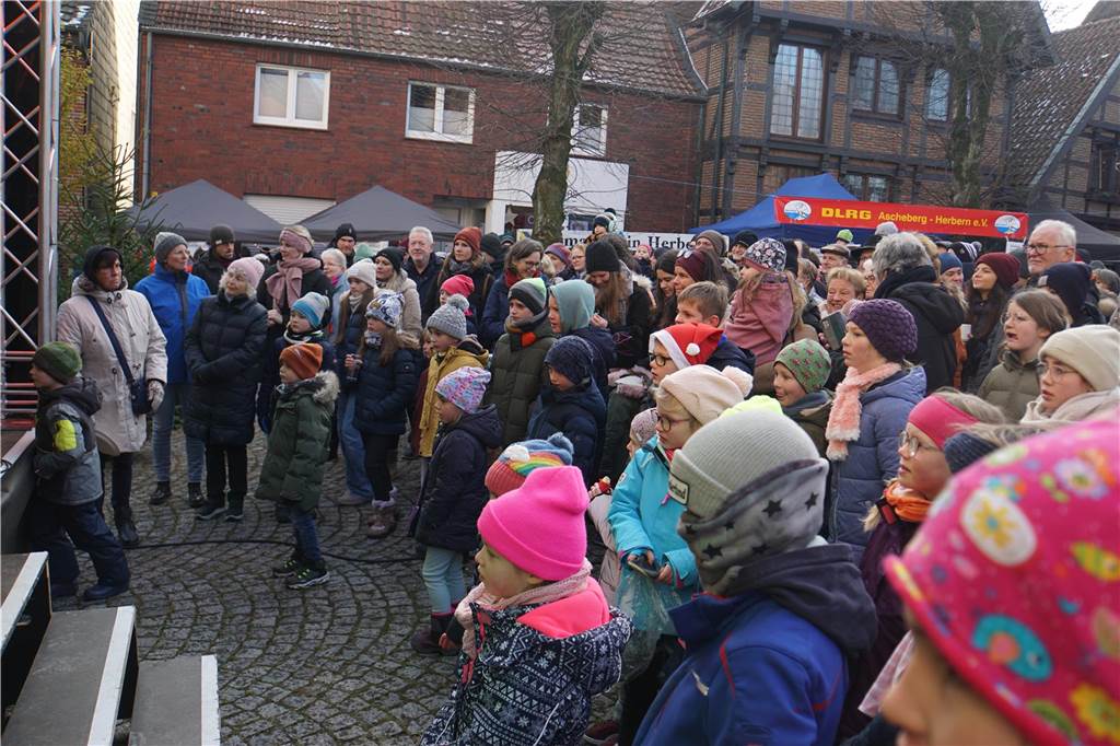 Viele Bilder vom Weihnachtsmarkt Herbern: Der Nikolaus verteilte Geschenke Großer Andrang herrschte auf dem Weihnachtsmarkt in Herbern am 1. Advent (3. Dezember).