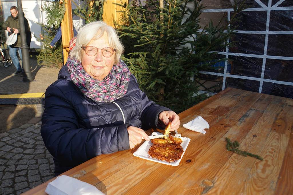 Viele Bilder vom Weihnachtsmarkt Herbern: Der Nikolaus verteilte Geschenke Großer Andrang herrschte auf dem Weihnachtsmarkt in Herbern am 1. Advent (3. Dezember).