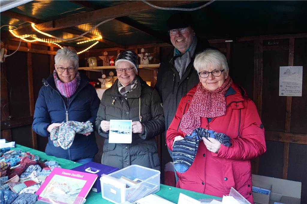 Viele Bilder vom Weihnachtsmarkt Herbern: Der Nikolaus verteilte Geschenke Großer Andrang herrschte auf dem Weihnachtsmarkt in Herbern am 1. Advent (3. Dezember).