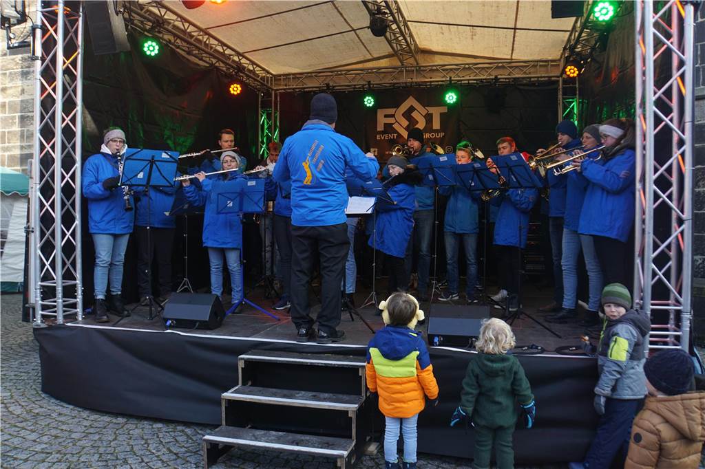 Viele Bilder vom Weihnachtsmarkt Herbern: Der Nikolaus verteilte Geschenke Großer Andrang herrschte auf dem Weihnachtsmarkt in Herbern am 1. Advent (3. Dezember).