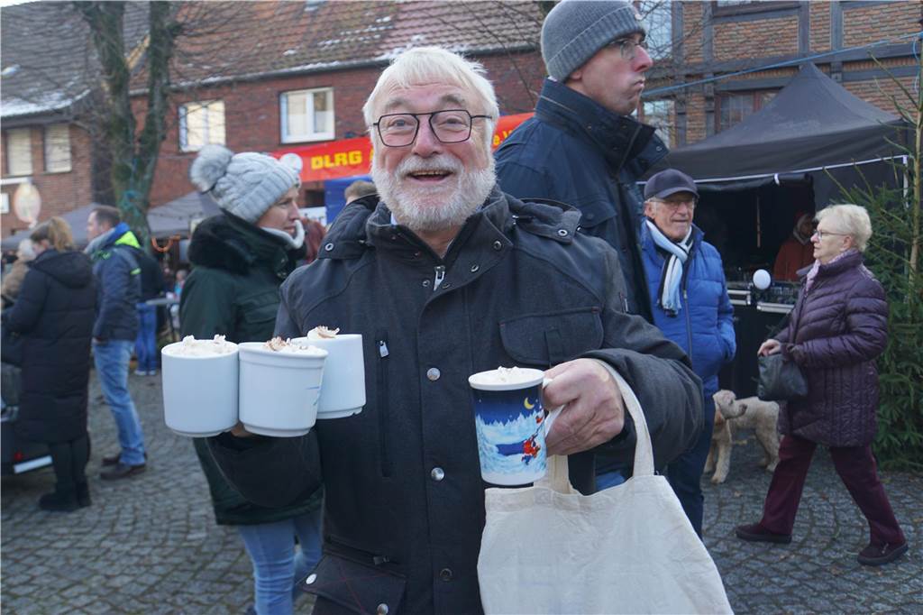 Viele Bilder vom Weihnachtsmarkt Herbern: Der Nikolaus verteilte Geschenke Großer Andrang herrschte auf dem Weihnachtsmarkt in Herbern am 1. Advent (3. Dezember).