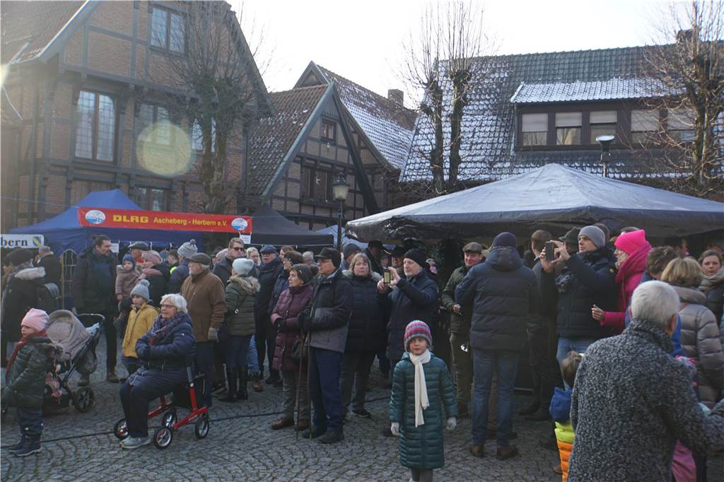 Viele Bilder vom Weihnachtsmarkt Herbern: Der Nikolaus verteilte Geschenke Großer Andrang herrschte auf dem Weihnachtsmarkt in Herbern am 1. Advent (3. Dezember).
