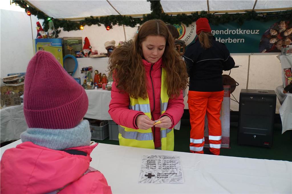 Viele Bilder vom Weihnachtsmarkt Herbern: Der Nikolaus verteilte Geschenke Großer Andrang herrschte auf dem Weihnachtsmarkt in Herbern am 1. Advent (3. Dezember).