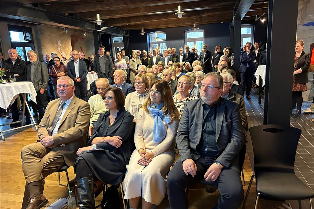 Großer Andrang im Dormitorium: Zum Neujahrsempfang von Gemeinde und WiLA waren rund 100 Gäste nach Asbeck gekommen. In der ersten Reihe die beiden Gastgeber Martina Schrage und Bürgermeister Dieter Berkemeier zusammen mit seinen Amtskollegen aus Ahaus und Schöppingen.