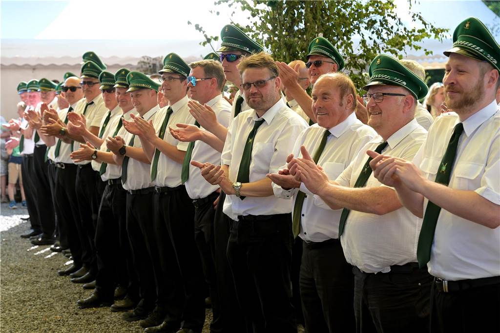 St. Hubertus: Nach fünf Stunden ist Christian Hermans neuer Schützenkönig Großer Applaus nach der Entscheidung: Das neue Königspaar wurde von vielen gefeiert.