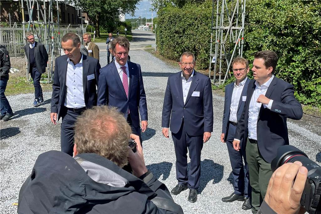 10-Millionen-Investition: Wüst gibt Startschuss für Wasserstoff-Zentrum Großer Bahnhof für den Ministerpräsidenten (2. v. l.).