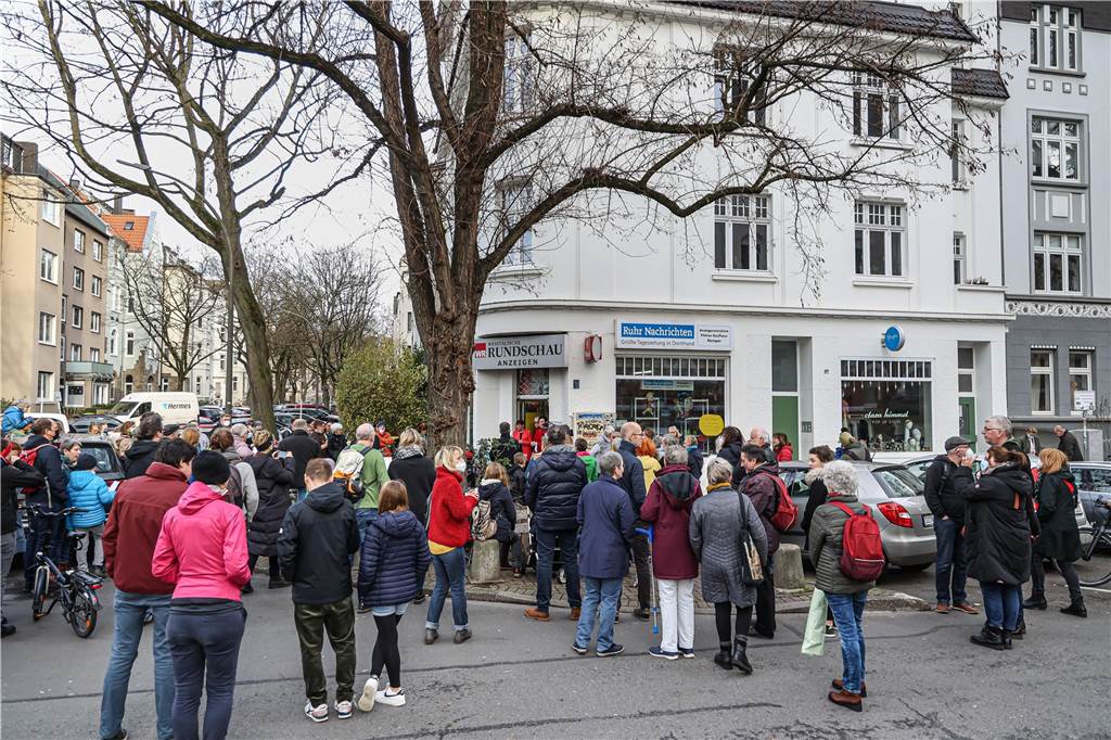 Ständchen und Tränen: Emotionaler Abschied von Dortmunder Traditionsgeschäft Mechthild Kemper (2.v.l.) und ihre Mitarbeiter Inge Kehlau empfingen Freunde ihre Geschäfts im Dortmund Kreuzviertel. Die Besucher gaben zum Abschied ein Ständchen.