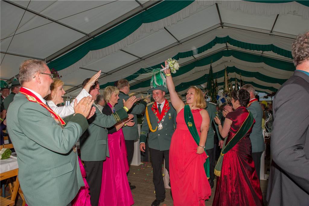 Halterner Schützen suchen einen neuen Kaiser – so läuft das Programm ab Großer Empfang für das Kaiserpaar Manuel und Anna Püthe im Festzelt in Lippramsdorf.