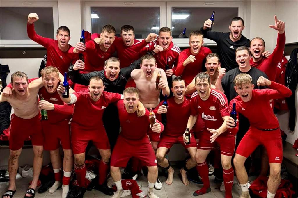 RW Nienborg schlägt Germania Asbeck im Top-Spiel: Schiedsrichter muss einspringen Großer Jubel bei RW Nienborg nach dem Sieg gegen Asbeck