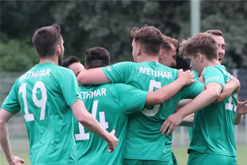 Knie-Verletzung trübt zweiten Tag des Aurubis Cups Die Wethmar-Spieler umarmen sich.