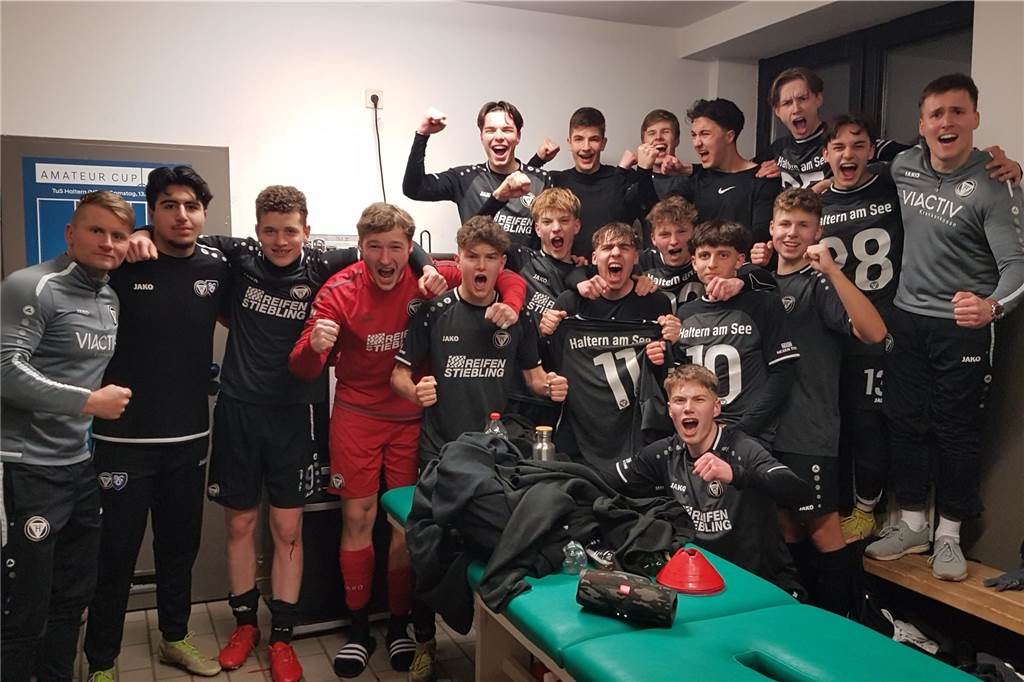 Pokalheld freut sich auf den VfL Bochum und hat ein klares Ziel Großer Jubel in der Kabine: Nach dem Spiel feierten die A-Junioren des TuS Haltern am See den Sieg gegen Preußen Münsters U19.