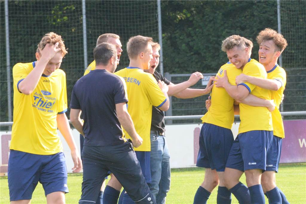 Herberns Zweite holt einen Punkt im Derby, spielt aber lange in Unterzahl Großer Jubel nach dem späten SVH-Ausgleich.