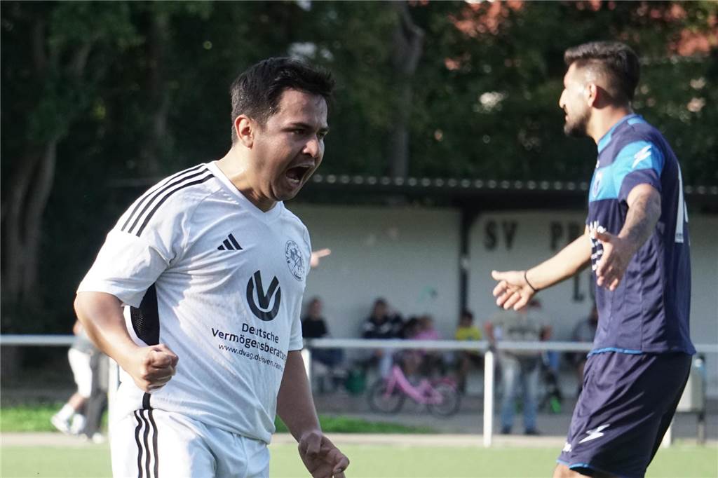 Der SV Preußen Lünen hat einen Kopfball-Schreck Hurtado Loayza jubelt über ein Tor.
