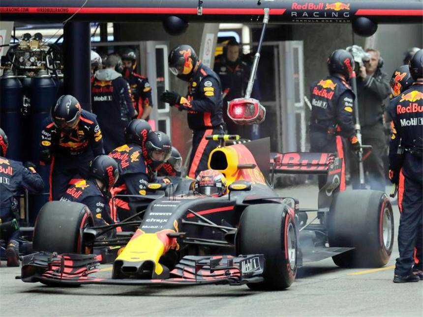 Red Bull nach Formel-1-Regelreform in der Bredouille Großer Preis von China: Red-Bull-Pilot Max Verstappen sitzt während eines Boxenstopps in seinem Rennwagen. Foto: Andy Wong