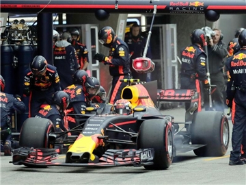 Großer Preis von China: Red-Bull-Pilot Max Verstappen sitzt während eines Boxenstopps in seinem Rennwagen. Foto: Andy Wong