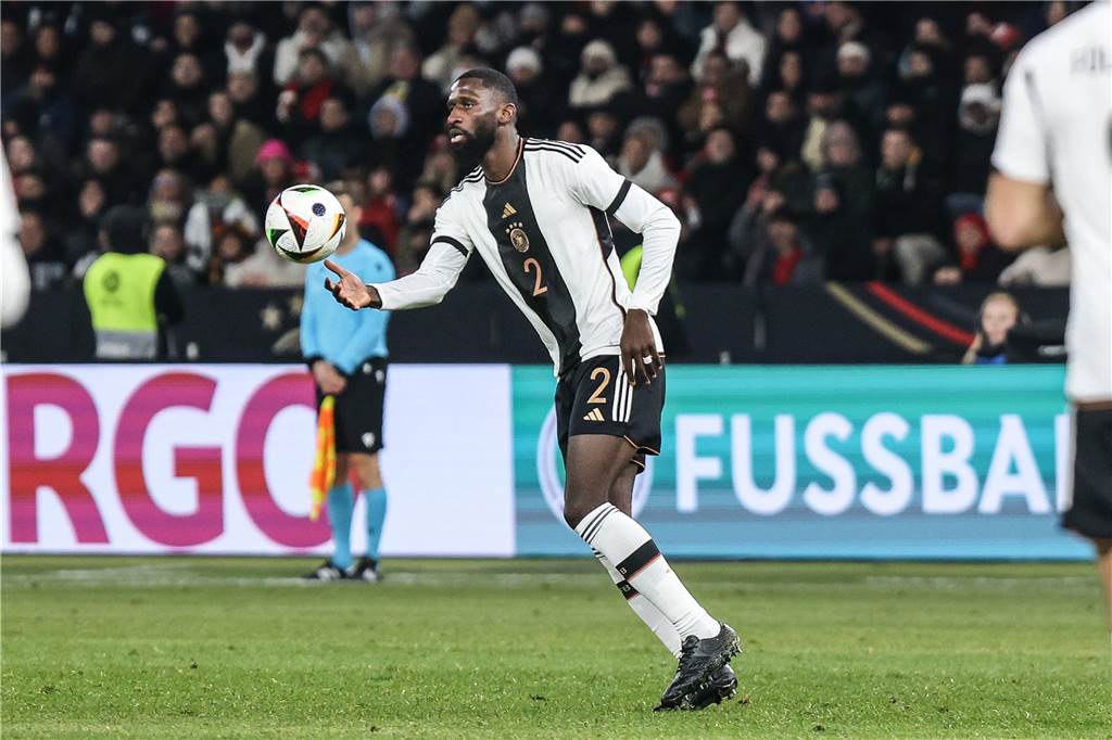 DFB-Team sucht in der Defensive weiter nach Stabilität: Hummels der große Gewinner der 2:3-Pleite Antonio Rüdiger spielt den Ball.