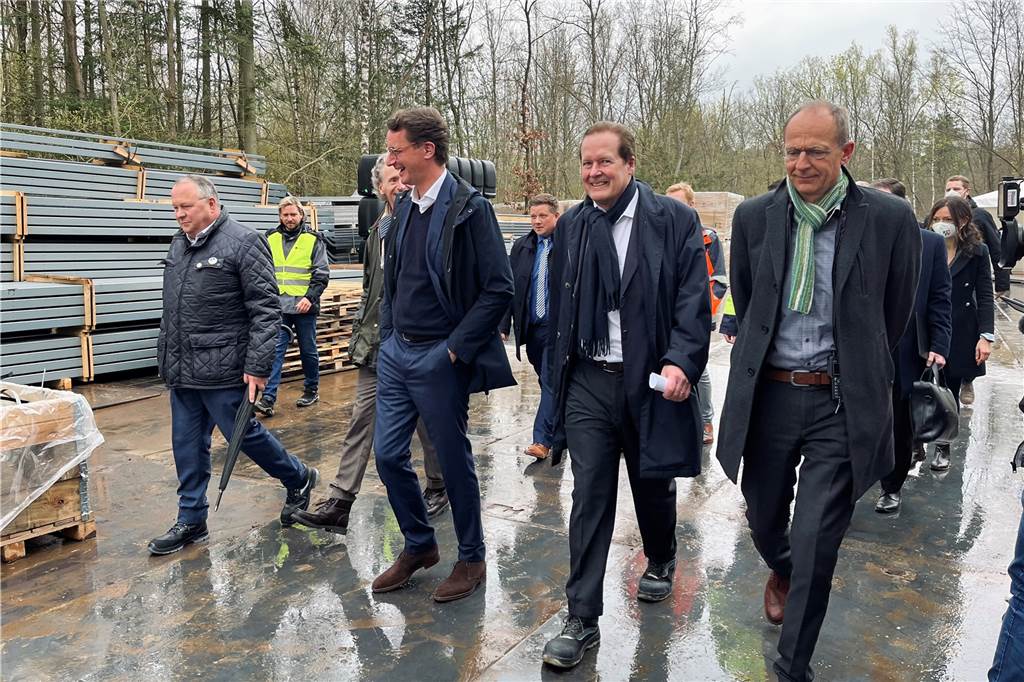 Hendrik Wüst packt bei riesiger Silbersee-Solaranlage in Haltern mit an Hendrik Wüst, Bürgermeister Stegemann und viele mehr laufen.