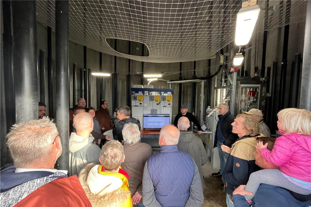 Heinz Thier will Bürger zu Windrad-Investoren machen: „Kein Sparbuch“ Großes Interesse hatten die Besucher beim Infotag daran, einen Blick in die Windenergieanlage am Oldenkamp zu werfen.