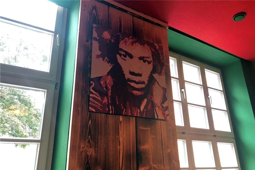 Kay Fräder und die Telefonzelle – wir zeigen erste Fotos aus „Friedchens Bahnhof“ Großformatige Musiker-Porträts von Jimi Hendrix, Iggy Pop, Jim Morrison und Sitting Bull schmücken die Wände in „Friedchens Bahnhof“.