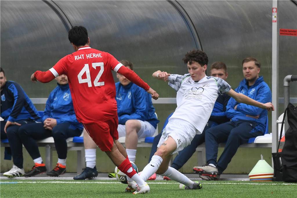 Großkampftag in der Obercastroper Erin-Kampfbahn. Um 13 Uhr spielte die zweite Wacker-Mannschaft (weiße Trikots) gegen RWT Herne, ab 15.30 Uhr legte die erste Garnitur nach. Mit einem 5:1 (1:0) Sieg in der Kreisliga A war das schon ein perfektes Vorspiel für die Spitzen-Begegnung in der Westfalenliga gegen TSG Sprockhövel.