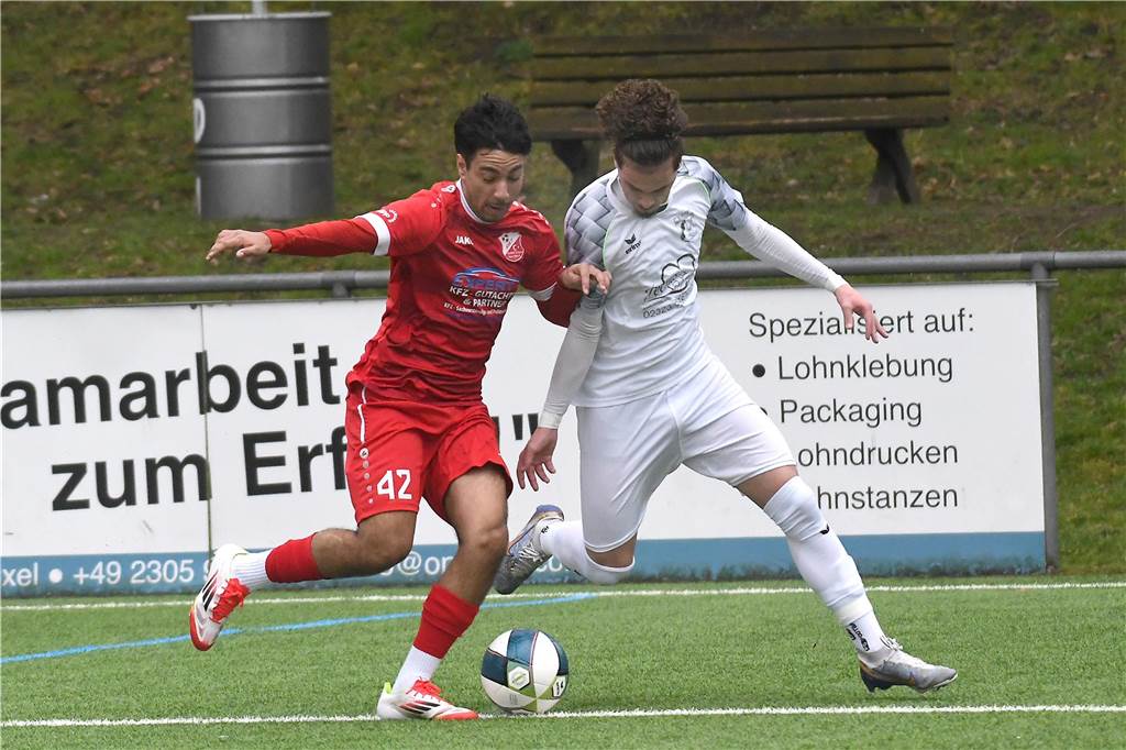 Großkampftag in der Obercastroper Erin-Kampfbahn. Um 13 Uhr spielte die zweite Wacker-Mannschaft (weiße Trikots) gegen RWT Herne, ab 15.30 Uhr legte die erste Garnitur nach. Mit einem 5:1 (1:0) Sieg in der Kreisliga A war das schon ein perfektes Vorspiel für die Spitzen-Begegnung in der Westfalenliga gegen TSG Sprockhövel.