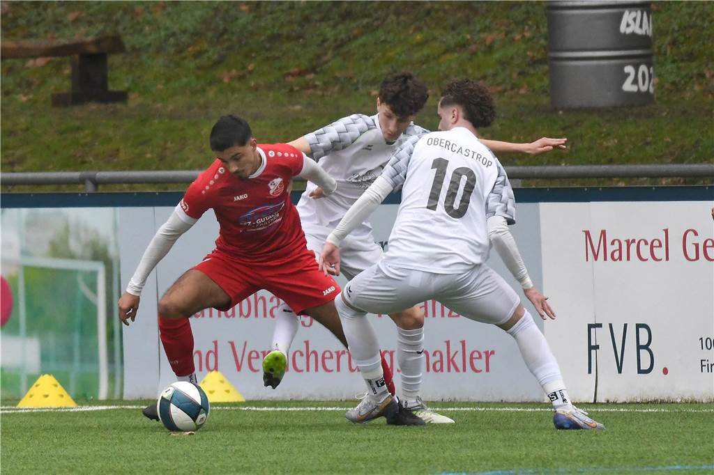 Großkampftag in der Obercastroper Erin-Kampfbahn. Um 13 Uhr spielte die zweite Wacker-Mannschaft (weiße Trikots) gegen RWT Herne, ab 15.30 Uhr legte die erste Garnitur nach. Mit einem 5:1 (1:0) Sieg in der Kreisliga A war das schon ein perfektes Vorspiel für die Spitzen-Begegnung in der Westfalenliga gegen TSG Sprockhövel.