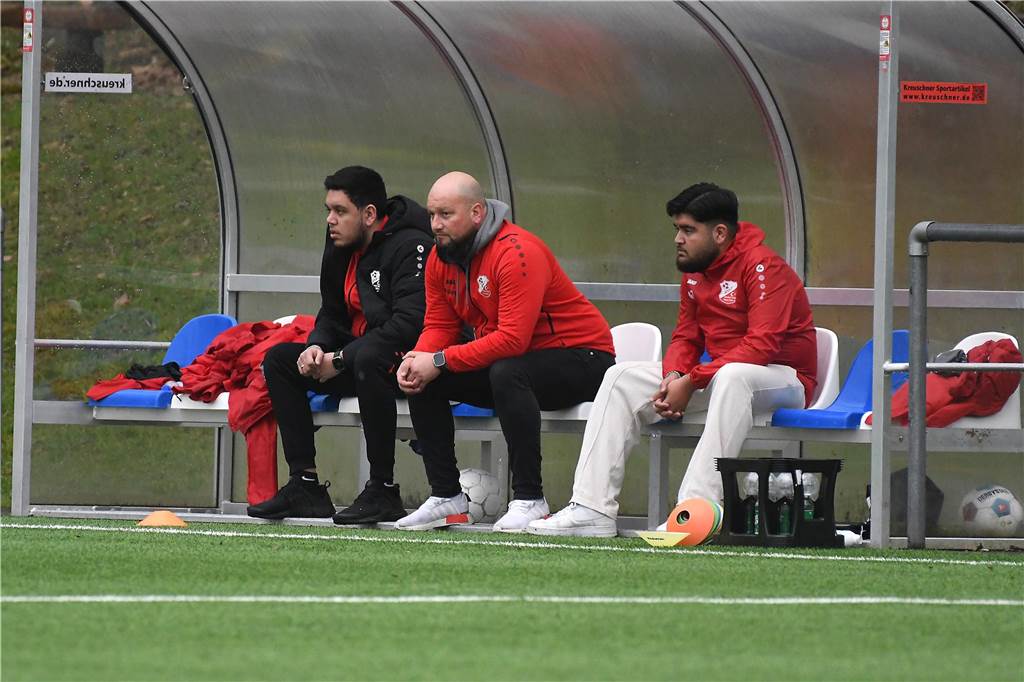 Großkampftag in der Obercastroper Erin-Kampfbahn. Um 13 Uhr spielte die zweite Wacker-Mannschaft (weiße Trikots) gegen RWT Herne, ab 15.30 Uhr legte die erste Garnitur nach. Mit einem 5:1 (1:0) Sieg in der Kreisliga A war das schon ein perfektes Vorspiel für die Spitzen-Begegnung in der Westfalenliga gegen TSG Sprockhövel.