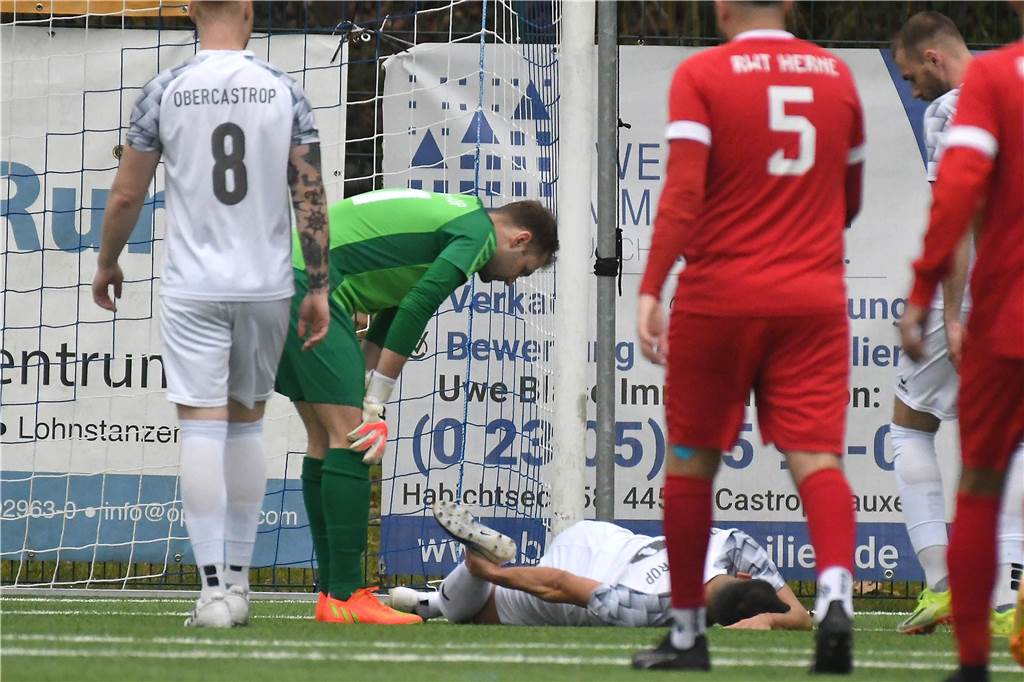 Großkampftag in der Obercastroper Erin-Kampfbahn. Um 13 Uhr spielte die zweite Wacker-Mannschaft (weiße Trikots) gegen RWT Herne, ab 15.30 Uhr legte die erste Garnitur nach. Mit einem 5:1 (1:0) Sieg in der Kreisliga A war das schon ein perfektes Vorspiel für die Spitzen-Begegnung in der Westfalenliga gegen TSG Sprockhövel.