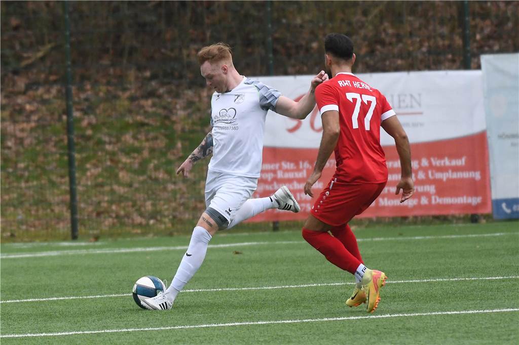 Großkampftag in der Obercastroper Erin-Kampfbahn. Um 13 Uhr spielte die zweite Wacker-Mannschaft (weiße Trikots) gegen RWT Herne, ab 15.30 Uhr legte die erste Garnitur nach. Mit einem 5:1 (1:0) Sieg in der Kreisliga A war das schon ein perfektes Vorspiel für die Spitzen-Begegnung in der Westfalenliga gegen TSG Sprockhövel.