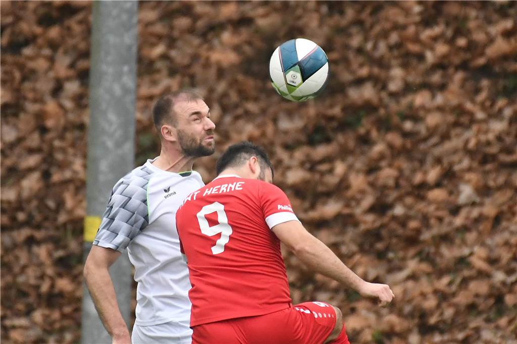 Großkampftag in der Obercastroper Erin-Kampfbahn. Um 13 Uhr spielte die zweite Wacker-Mannschaft (weiße Trikots) gegen RWT Herne, ab 15.30 Uhr legte die erste Garnitur nach. Mit einem 5:1 (1:0) Sieg in der Kreisliga A war das schon ein perfektes Vorspiel für die Spitzen-Begegnung in der Westfalenliga gegen TSG Sprockhövel.
