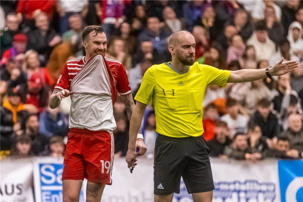 Kevin Großkreutz lässt Zukunft in der Halle offen: „Mit Bövinghausen oder einem anderen Verein“ Großkreutz hatte sichtlich spaß bei dem Amateurturnier.