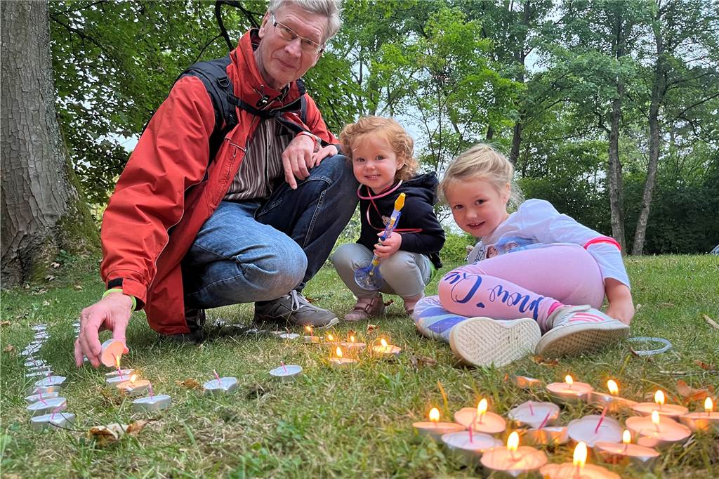 Video und Fotos: So schön war das Mega-Feuerwerk im Westfalenpark Großvater Edgar Marold mit seinen Enkelinnen (von links) Thessa und Thekla Overbeck.