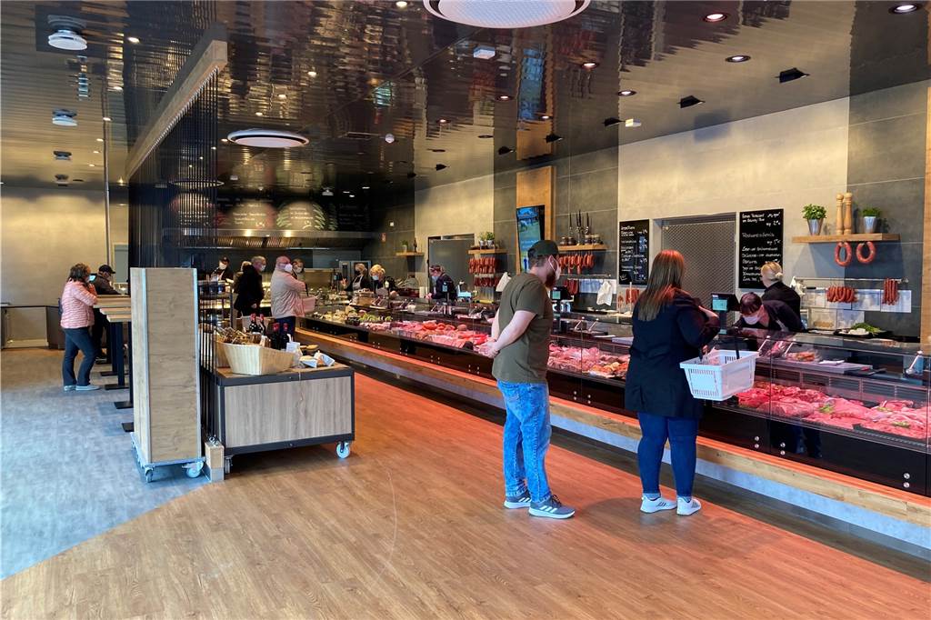 „Meisterfleischerei“ von Stolzenhoff eröffnet: Genuss aus Leucht-Theken Großzügig und modern ist die neue "Meisterfleischerei" von Stolzenhoff.