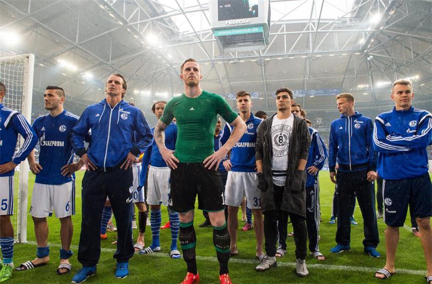 Schalker Fan-Wut trotz Sieg gegen Paderborn Groteske Szene: Die Schalker Spieler stehen nach dem Sieg gegen Paderborn wie versteinert vor der Nordkurve.