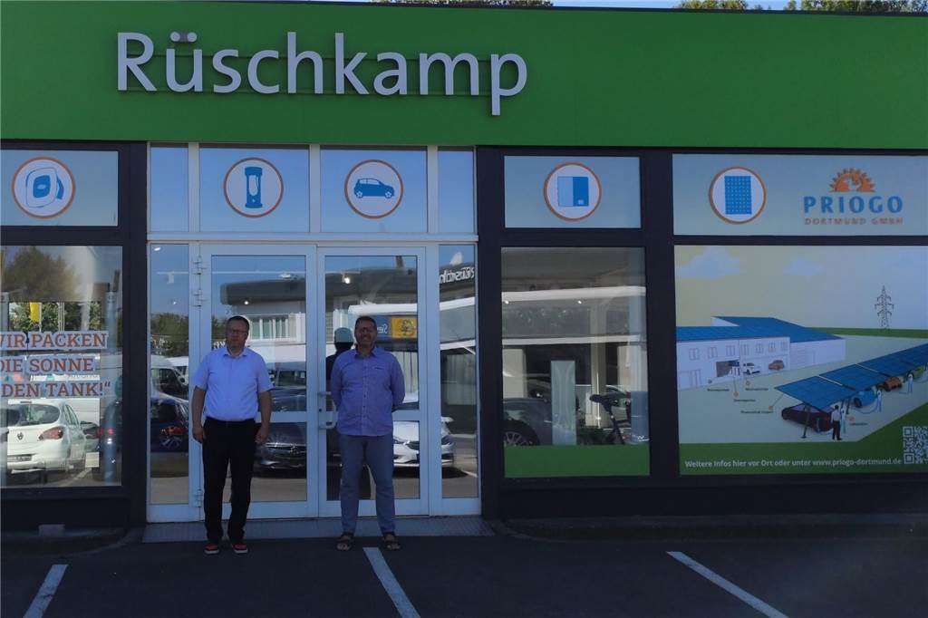 Grün ist die Hoffnung auf bessere Infrastruktur für E-Mobilisten. Der Kamener Ratsherr Timon Lütschen. Chef der Bündnisgrünen im Kreistag, gründete eine eigene Firma und siedelte sich im Autohaus Rüschkamp an.