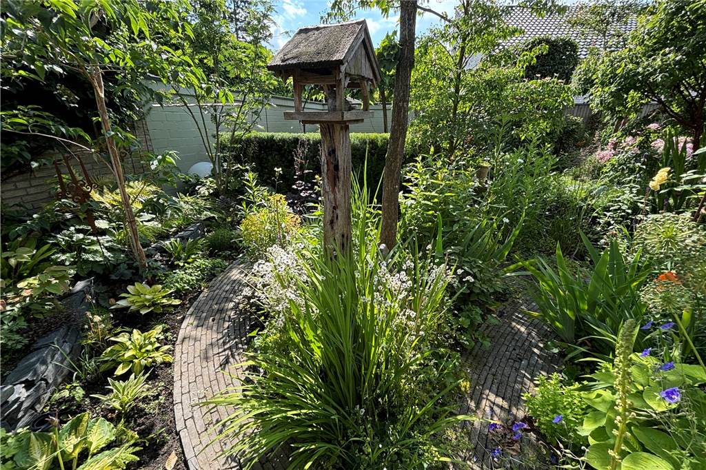 Grün und etwas verwunschen wirkt das Gartenparadies an der Bahnhofstraße. 