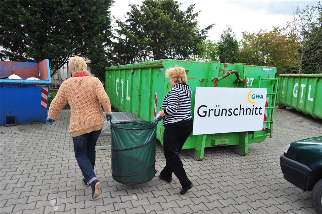 Nach dem 28. Februar: Finger weg von Bäumen und Büschen Zwei Frauen tragen einen Sack mit Grünschnitt zu einem Container auf dem Wertstoffhof.