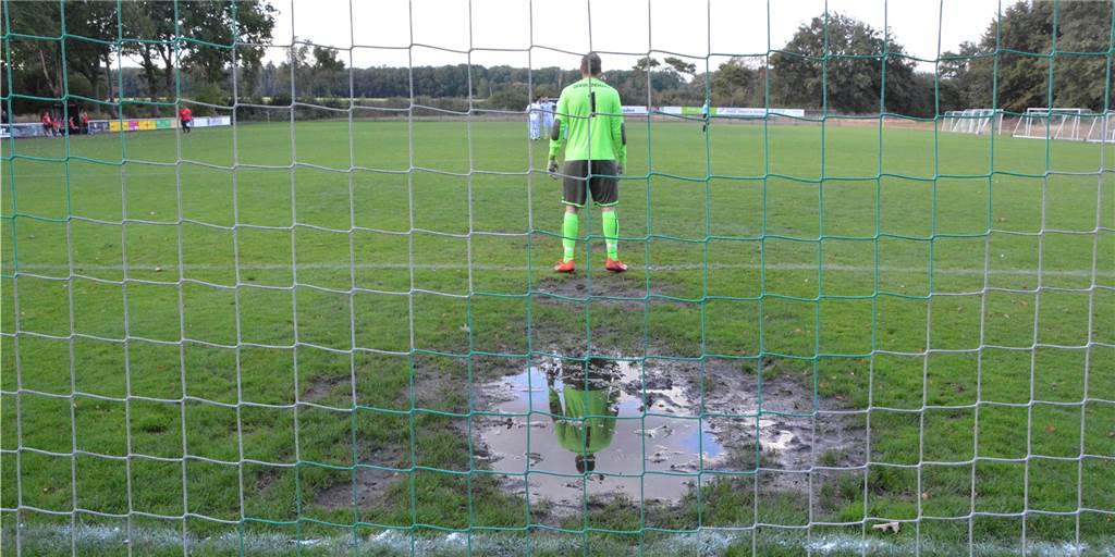Elfmetertöter Hannemann? Das sagt Grün-Weiß Barkenbergs Keeper selbst dazu Dominik Hannemann am Fünfmeterraum vor seinem Tor