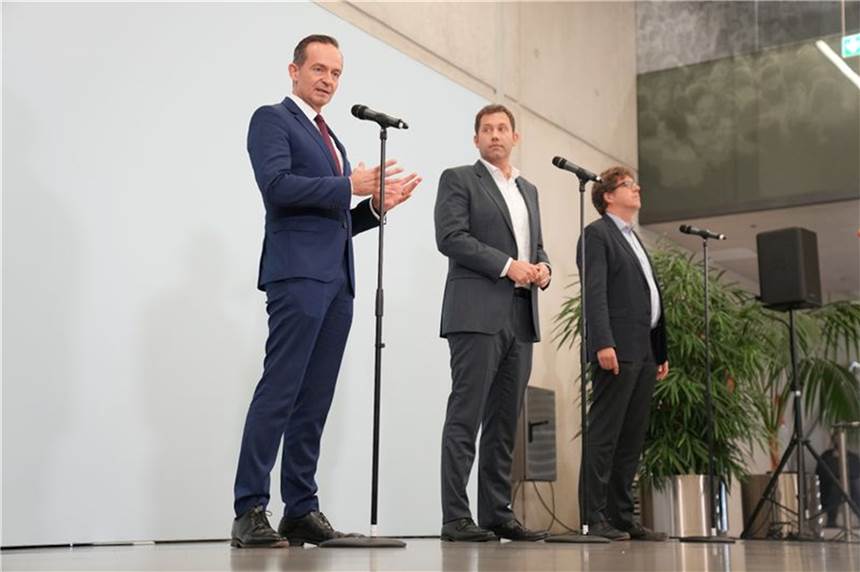 SPD, Grüne und FDP gehen nächsten Schritt Grünen-Bundesgeschäftsführer Michael Kellner (r.), SPD-Generalsekretär Lars Klingbeil (m.) und Volker Wissing, Generalsekretär der FDP, während einer Pressekonferenz.